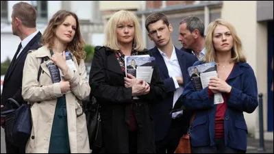 Dans "Chez nous", Pauline (Émilie Dequenne) est une infirmière libérale confrontée à la misère sociale et à la disparition des services publics. Le docteur Berthier (André Dussollier), ancien député européen, lui propose de se présenter aux élections municipales en tête de la liste du Rassemblement national populaire (RNP) : c'est un film de ...