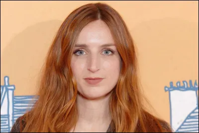 Dans quel livre publié en 2019 l'humoriste et comédienne Alison Wheeler parodie-t-elle les livres de développement personnel ?