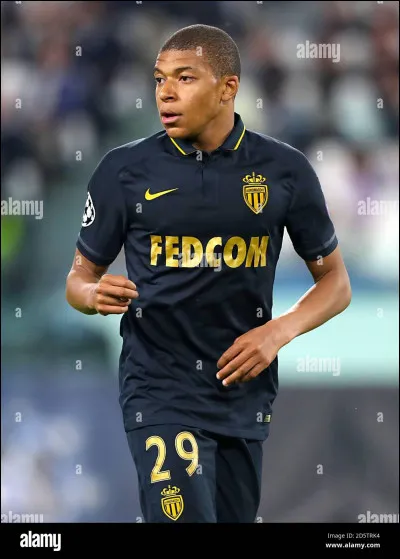 Dans quelle ville a joué Mbappé ?
