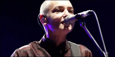 Qui chante "Nothing Compares 2 U", écrite par Prince ?