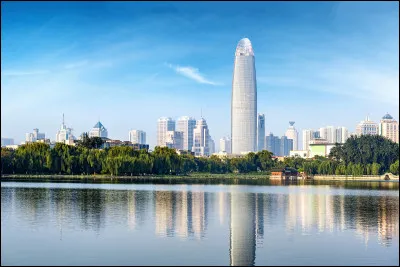 Quelle est cette ville de Chine, capitale de la province du Shandong, baign&eacute;e par le fleuve Jaune ?