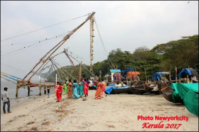 Quelle est cette ville d'Inde de la c&ocirc;te de Malabar, la cit&eacute; la plus peupl&eacute;e de l'&Eacute;tat du Kerala qui poss&egrave;de un des plus grand port indien ?