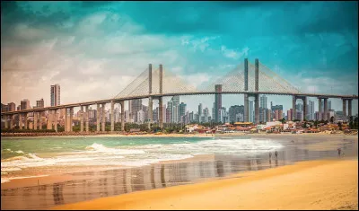 Quelle est cette ville du Br&eacute;sil, capitale de l'&Eacute;tat du Rio Grande do Norte, situ&eacute;e au bord de l'oc&eacute;an Atlantique ?