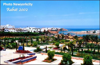Quelle est cette ville, capitale du Maroc, situ&eacute;e au bord de l'oc&eacute;an Atlantique, principal centre d'affaires du pays ?