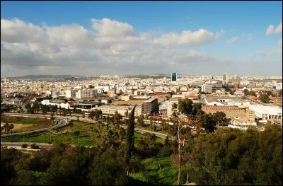 Quelle est cette ville, capitale et plus grande ville de Tunisie, centre &eacute;conomique, commercial et financier du pays ?