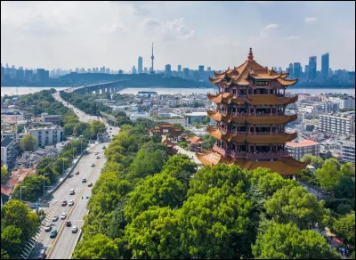 Quelle est cette ville de Chine, capitale de la province de Hubei, cit&eacute; qui fut le point de d&eacute;part en 2020 de la pand&eacute;mie du Covid 19 ?