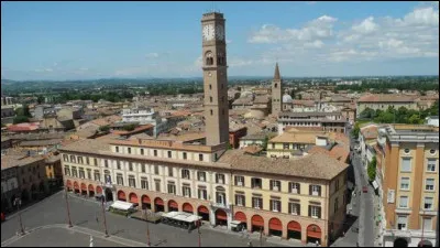 Quelle est cette ville d'Italie, chef-lieu de la province du m&ecirc;me nom, situ&eacute;e dans la r&eacute;gion d' &Eacute;milie-Romagne ?
