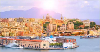 Quelle est cette ville italienne situ&eacute;e sur la mer de Ligurie, un des plus grands ports d'Italie et de la mer M&eacute;diterran&eacute;e