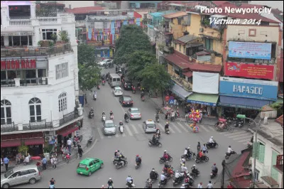Quelle est cette ville, capitale du Vietnam situ&eacute;e sur les rives du fleuve Rouge qui poss&egrave;de un quartier fran&ccedil;ais des deux c&ocirc;t&eacute;s du lac de l'&Eacute;p&eacute;e restitu&eacute;e ?