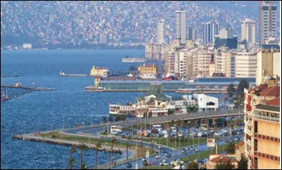 Quelle est cette ville de Turquie, situ&eacute;e sur la mer &Eacute;g&eacute;e, deuxi&egrave;me port du pays et troisi&egrave;me agglom&eacute;ration turque ?