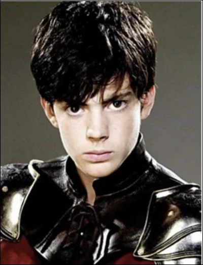 Et que fait-il pour sauver Edmund de la sorcière ?