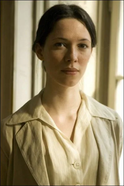 Dans quel film Rebecca Hall est-elle la sur d'un astrophysicien ?
