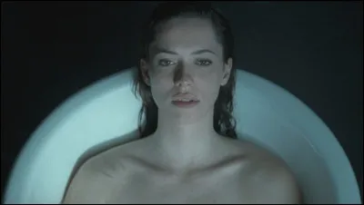 Dans quel film Rebecca Hall est-elle une écrivaine et une scientifique enquêtant sur une mort mystérieuse ?