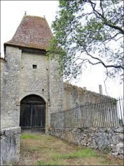 Nous sommes à présent en Occitanie devant le château d'Avensac. Petit village de 74 habitants, dans la région naturelle de la Lomagne, il se situe dans le département ...