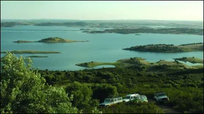 Dans quel pays l'Alqueva, le plus grand lac artificiel d'Europe, est-il situé ?