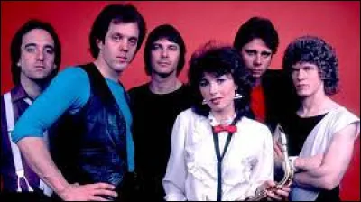 Quel est le nom de ce groupe actif dans les années 80 dont la chanteuse joue du saxophone ?