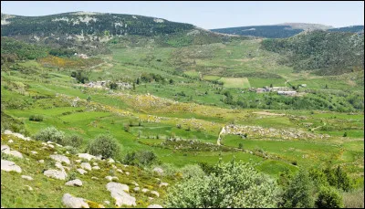 Le point culminant du département est le sommet de Finiels, à 1699 mètres d'altitude :