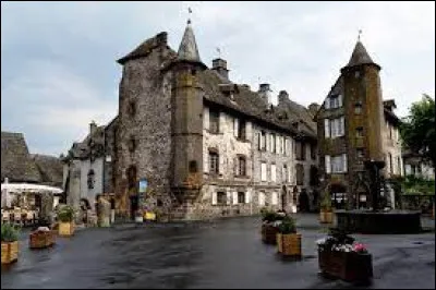 On peut y visiter le village de Salers :