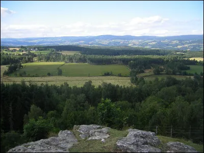 La petite région du Gévaudan se situe dans le département :