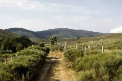 C'est le moins peuplé des départements de France métropolitaine, avec 76 000 habitants une densité avec 14,8 habitants/km² :