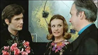 Benoit quitte sa famille pour aller à Paris, où tout le monde se ressemble, sauf la belle Myriam (Jeanne Moreau). Michel Bouquet est "l'Autre" dans ce film d'Edouard Luntz :