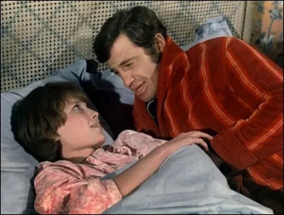 "Docteur Popaul", avec Jean-Paul Belmondo, Mia Farrow et Laura Antonelli, est un film de ...