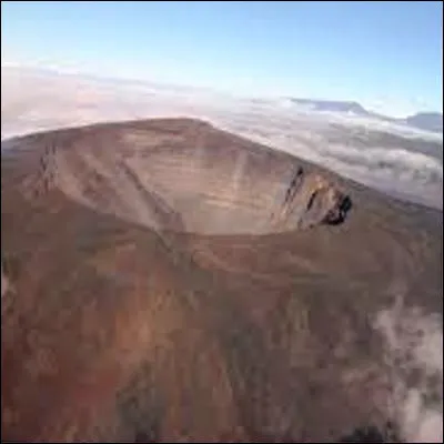 Dans quel département doutremer, autrefois appelé île Bourbon, se trouve le piton de la Fournaise ?