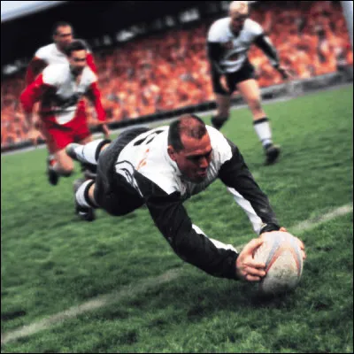 Comment appelle-t-on laction de rugby consistant à aplatir le ballon dans len-but adverse et qui vaut cinq points ?