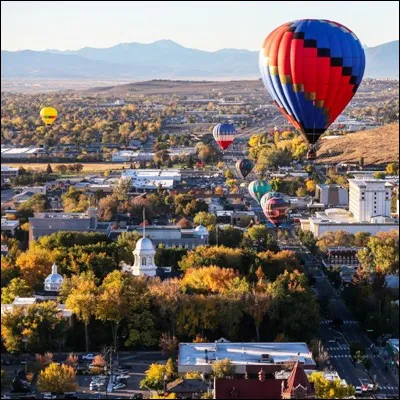 Quel État des États-Unis, qui a pour capitale Carson City, est célèbre pour son industrie du jeu ?