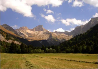 Le Rocher Rond est le point culminant du département à 2453 mètres d'altitude :