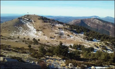 La montagne de Lachens est le le point culminant du département à 1712 mètres d'altitude :
