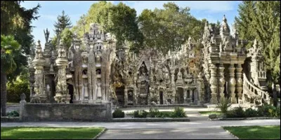 On peut y visiter le "Palais idéal du facteur Cheval" :