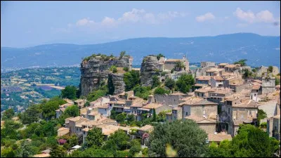 On peut y visiter les villages du Lubéron :