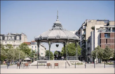 Sa préfecture est Valence :