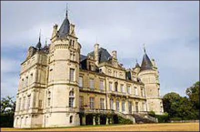 Je vous emmène dans les Pays-de-la-Loire à la découverte du château du Luart. Commune de l'arrondissement de Mamers, elle se situe dans le département ...