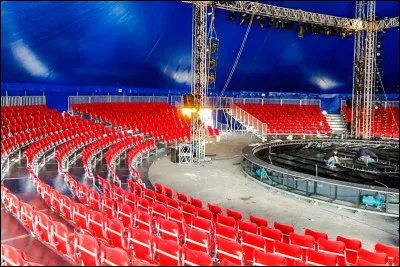 Les spectateurs prennent placent dans les...