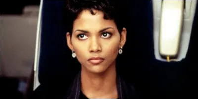 Dans "Ultime Décision", l'hôtesse de l'air, Jean, doit faire face à :