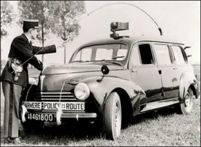 Quel est ce break de la gendarmerie dans les années 50-60 identifiable à sa grande antenne radio ?