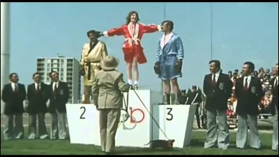 Qui a r&eacute;alis&eacute; "Les fous du stade", avec les Charlots ?