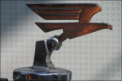 Paul Jaray dessina des carrosseries pour Mercedes-Benz, Chrysler, Fiat, Audi, Ford, Maybach, ou Adler. Après la guerre, ce dernier ne pourra d'ailleurs plus produire d'autos, mais ... (quoi donc ?)