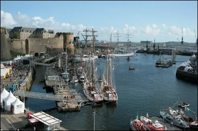 Brest est la ville la plus peuplée du département :