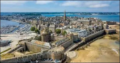 Saint-Malo est, avec 46 000 habitants, la deuxième ville du département :