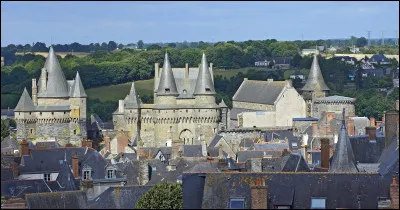Vitré et Dinard sont des villes du département :