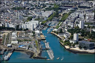 Lorient est la ville la plus peuplée du département :