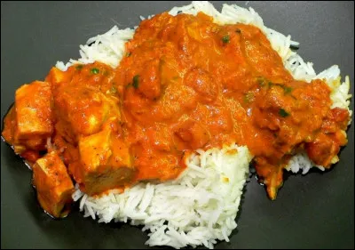 Dans quelle région le poulet tikka masala est-il considéré comme un plat traditionnel ?