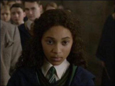 Quand elle était petite on se moquait d’elle.
Qui ne la trouvait pas bizarre car lui l'était aussi ?