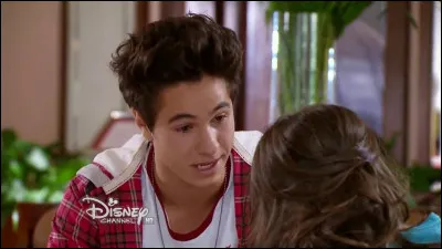 De quelle couleur est la guitare de Simon ?