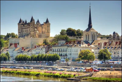 Saumur et Segré sont des villes du département :