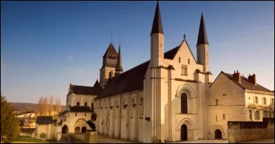 L'abbaye royale de Fontevraud se trouve dans le département :