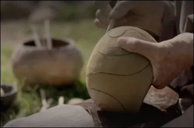 Parmi les traces de ces agriculteurs, nombreuses et toujours visibles, sont les tessons de poteries caractéristiques de la technique dite ".... ?..."